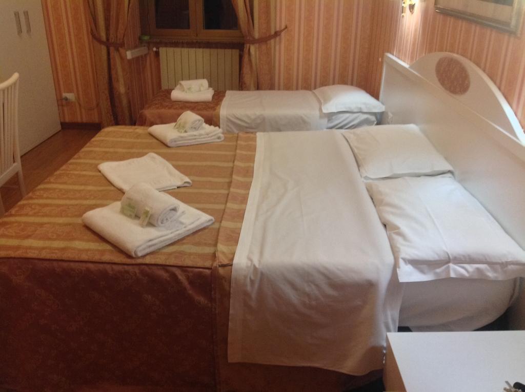 Rome Palace Hotel Szoba fotó