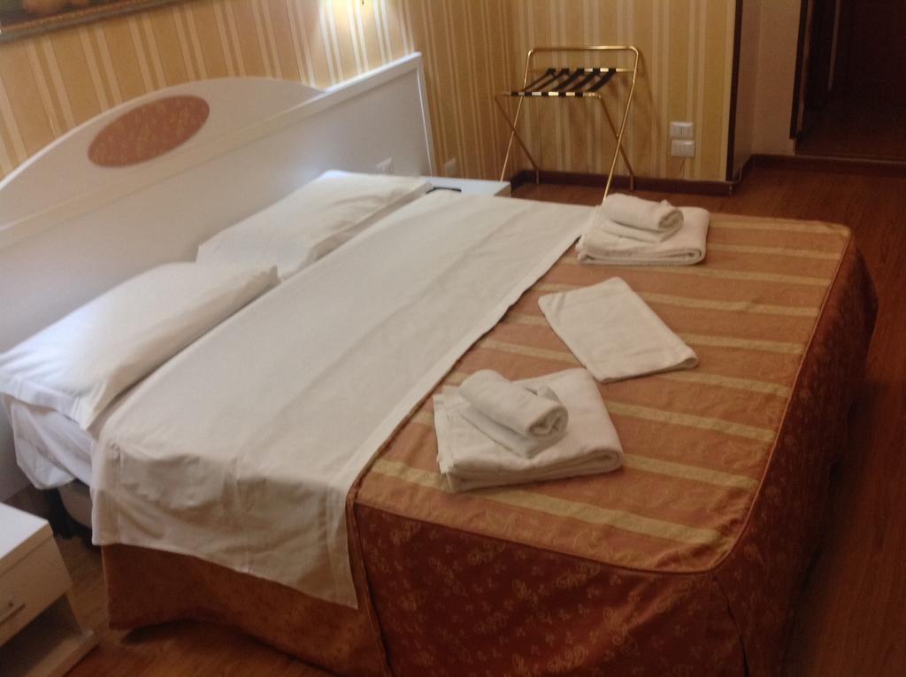Rome Palace Hotel Szoba fotó